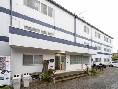 入口付きの建物外観