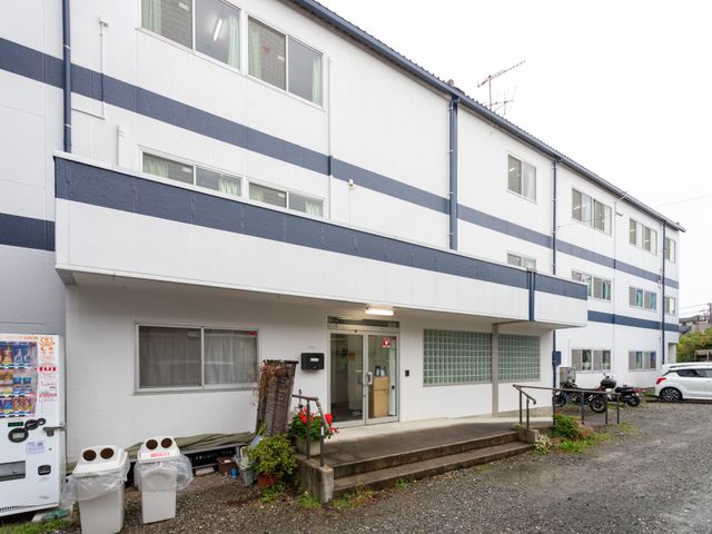 入口付きの建物外観 外観 清潔感のある建物の正面には、車椅子でも利用しやすいスロープが備わっています。