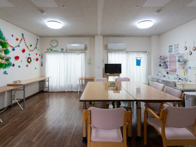 明るい多目的室 多目的室 自然光が降り注ぐ多目的室です。壁の装飾が、温かみのある雰囲気を演出しています。