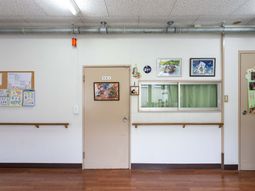 色鮮やかな廊下の壁面