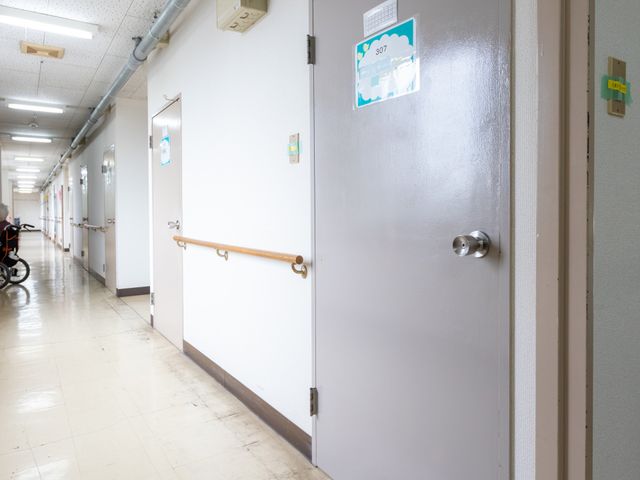 車椅子が見える廊下 廊下 広々とした廊下では、車椅子での移動も楽に行えます。安全な手すりが設置されています。