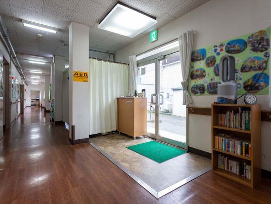 本棚のある廊下