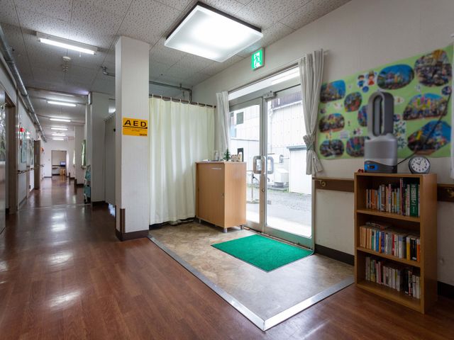 本棚のある廊下 廊下 広い廊下には本棚が設置されています。自然光が入り、明るい雰囲気で過ごしやすい環境です。
