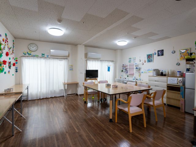 明るいリビング リビング 自然光が差し込む広々とした空間で、ゆったりと過ごせます。快適な施設での仕事を考えてみませんか。