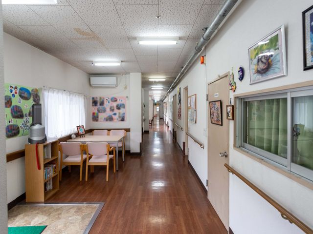 長い廊下 廊下 広々とした廊下が広がり、両側に座れるスペースがあります。リラックスしながら過ごせます。