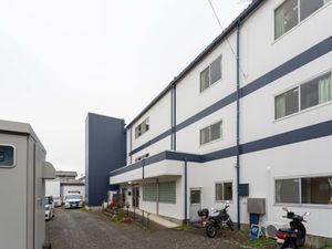 白青の建物外観