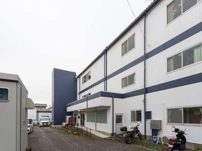 白青の建物外観