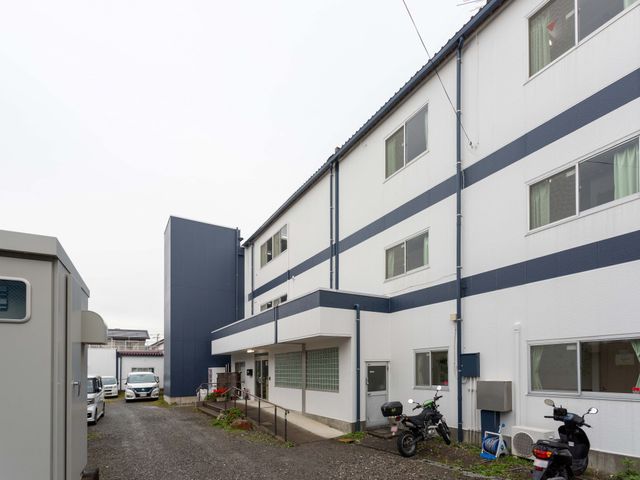 白青の建物外観 外観 これからの職場として検討するには、ゆったりとした駐車スペースがあるこの場所です。