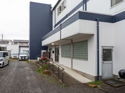 スロープのある外観