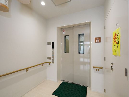 清潔感ある通路とエレベーター