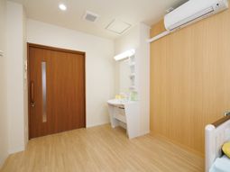 明るい居室の一角