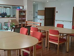 明るい食堂の様子