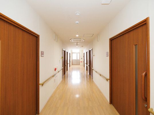 広々した綺麗な廊下