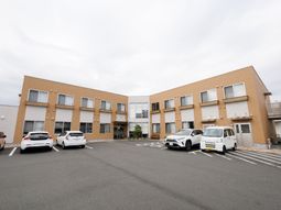 明るい外観の建物