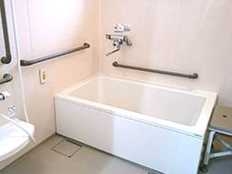 バリアフリー設計の浴室