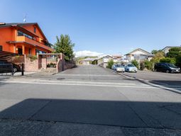 橙色の建物と紺碧の空