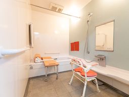 清潔なバリアフリー浴室