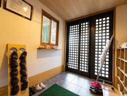 玄関の靴ラックと棚