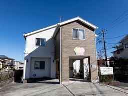 白と茶色の建物外観