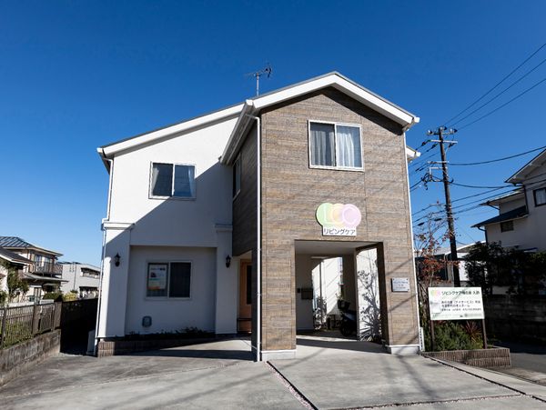 白と茶色の建物外観