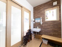 木目調の壁と洗面所