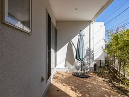 明るい陽光のバルコニー