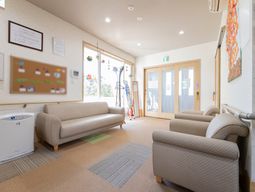 ソファがある明るい待合室