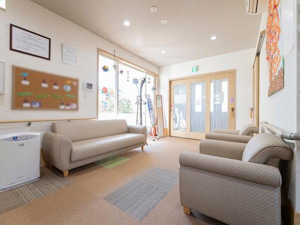 ソファがある明るい待合室