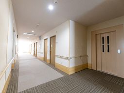 明るい廊下の様子