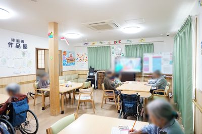 活気あるリビング風景