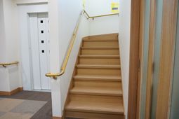 明るい階段とエレベーター