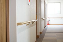 清潔感のある廊下の一角