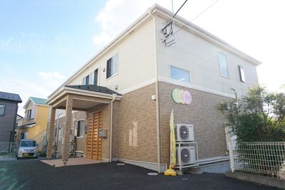 明るい雰囲気の施設外観