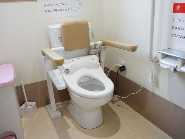 介護のためのトイレ設備 トイレ 利用者の安全を考えたトイレです。介護の質を高める環境で、あなたの力を発揮しませんか。