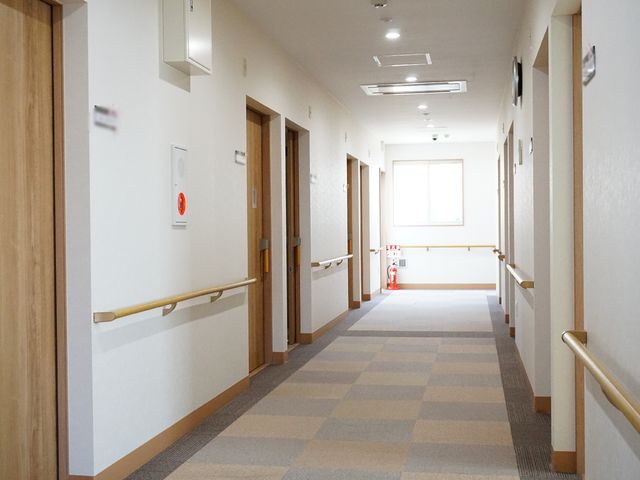 手入れの行き届いた廊下 廊下 明るい廊下で、清潔感あふれる環境でのお仕事にやりがいを感じませんか。