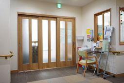 木目調の明るいエントランス