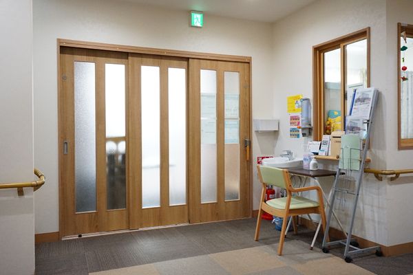 木目調の明るいエントランス
