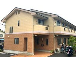 明るい色の建物外観