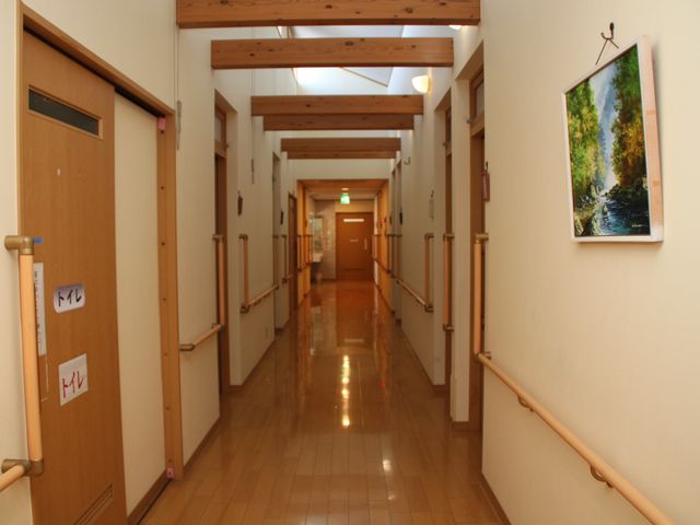 温かみのある廊下 廊下 清潔感があり木のぬくもりを感じる廊下で、利用者様に寄り添ったケアを一緒に提供しませんか。