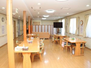 ダイニングスタッフ募集