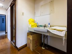 廊下にある洗面台