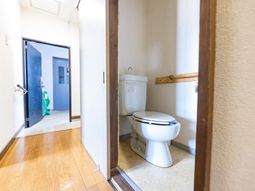明るいトイレの一角