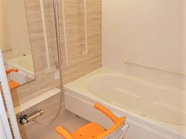 バリアフリーな浴室設備 浴室 使いやすさを考えた設計で広々とした浴室です。手すりやシャワーチェアも完備しており、安全にご利用いただけます。