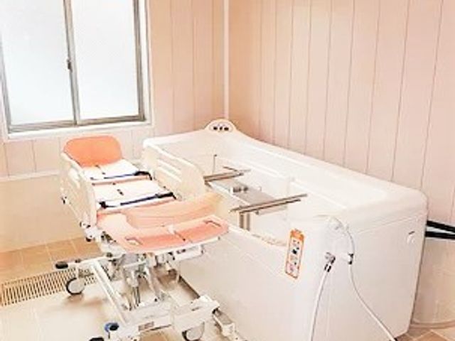 明るい浴室の設備 浴室 清潔感のあふれる浴室は、安全かつ快適にご利用いただける設計になっております。ゆったりとくつろげる空間をご体験ください。