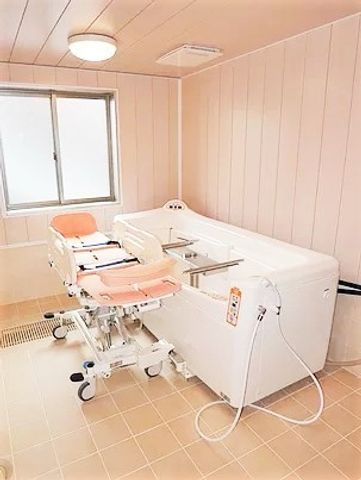明るい浴室の設備