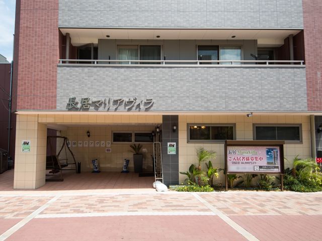 清潔感のあるエントランス 施設名 ゆとりあるエントランスは、明るく開放的な雰囲気が迎え入れてくれます。来訪者を柔らかくもてなす配慮が感じられる空間です。