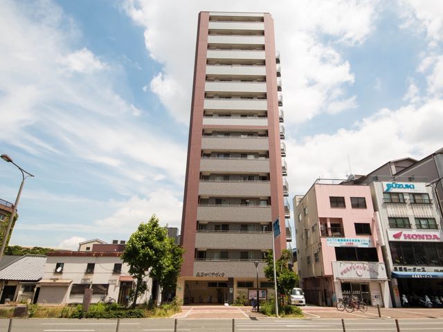 高層建築の外観 ルーフバルコニー 街中に建つ、モダンな外観の建物です。入口は広々としていて、アクセスも良好です。