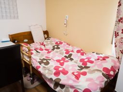 居室のベッドとサイドテーブル