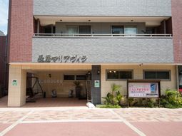 赤茶色の建物の外観