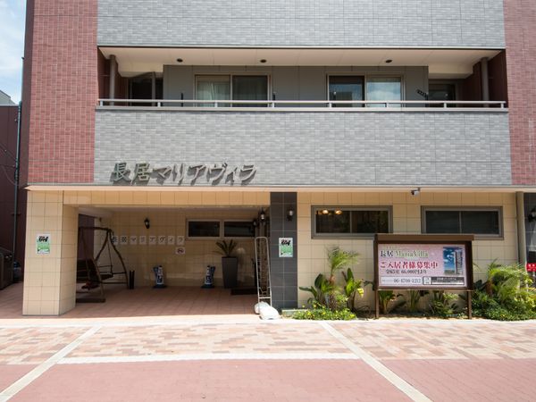 赤茶色の建物の外観